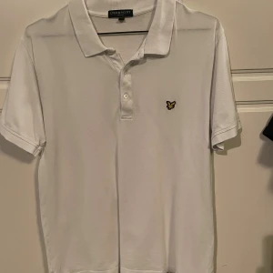 Vit pikétröja från Lyle & Scott - Säljer denna vita pikétröja från Lyle & Scott i väldigt bra skick. Den är i storlek L och gjord av bomull. Tröjan är av en äldre modell men liknande modeller som säljs nu ligger runt 750kr. Hör av er vid eventuella funderingar!