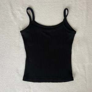 Ribbat linne - Säljer ett ribbat linne med en söt detalj uppe till. Vet tyvärr inte vart jag har köpt de då jag har klippt av lappen 💗Skriv ifall ni är intresserade! 