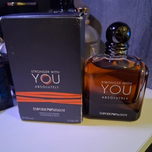 Stronger With You Absolutely 100ml - Stilren parfym från Emporio Armani, Stronger With You Absolutely. Flaskan rymmer 100 ml och har en modern design som sticker ut i samlingen. Perfekt för dig som vill ha något exklusivt och trendigt.
