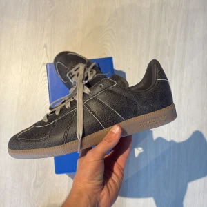 Adidas GATs BW Army Trainers ”cracked leather” - Helt oanvända. Köpte dessa nu när de släpptes på adidas hemsida. Vill se om de finns intresse innan jag returnerar dom. Kan inte gå lägre i priset då jag får tillbaka 1750kr om jag returnerar. Kommer ha annonsen live 2 dagar till sen returnerar jag