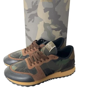 Valentino Rockrunner sneakers camouflage - Mycket bra skick, box ingår, inget kvitto därav lite lägre pris!