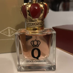 Dolce & Gabbana Q Eau de Parfum - Lyxig Eau de Parfum med ikonisk krona-design från Dolce & Gabbana. Flaskan utstrålar exklusivitet och är tillverkad i Italien. Perfekt för dig som vill sticka ut med stil. perfekt för vintern!