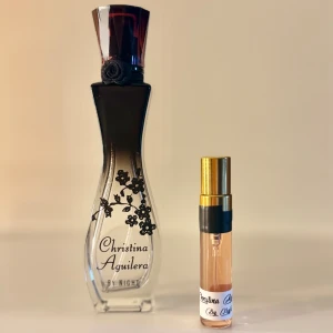 By Night 5ml - Parfymprov på 5ml av Christina Aguileras Parfym By Night🤎Vid köp av 3 eller fler testparfymer skickar jag med 1 bonus test som jag har hemma 😊  Skickar alltid i bubbelplast med bubbelkuvert 📦