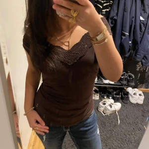 Brun off shouldee spets topp - Jättefin brun spets topp🤎 Perfekt färg nu till hösten med fina detaljer. Man kan ha toppen som den är eller under en kofta nu som det börjar bli kallare. Så fin verkligen🤎