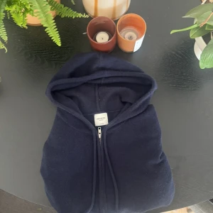Mörkblå hoodie från John Henric - Säljer en sjukt fet khasmir tröja från John Henric i väldig fint skick, nypris cirka 2799 och mitt är 1399. Hör av er vid frågor och funderingar!!!
