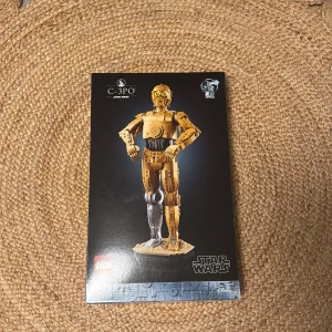 LEGO Star Wars C-3PO 75398 - LEGO Star Wars C-3PO 75398, komplett med originalförpackning, byggmanual och alla är kvar bitar. Setet är i mycket fint skick, perfekt för samlare och Star Wars-fans. Inga synliga defekter eller slitage på bitarna eller förpackningen. Kom med bra pris 