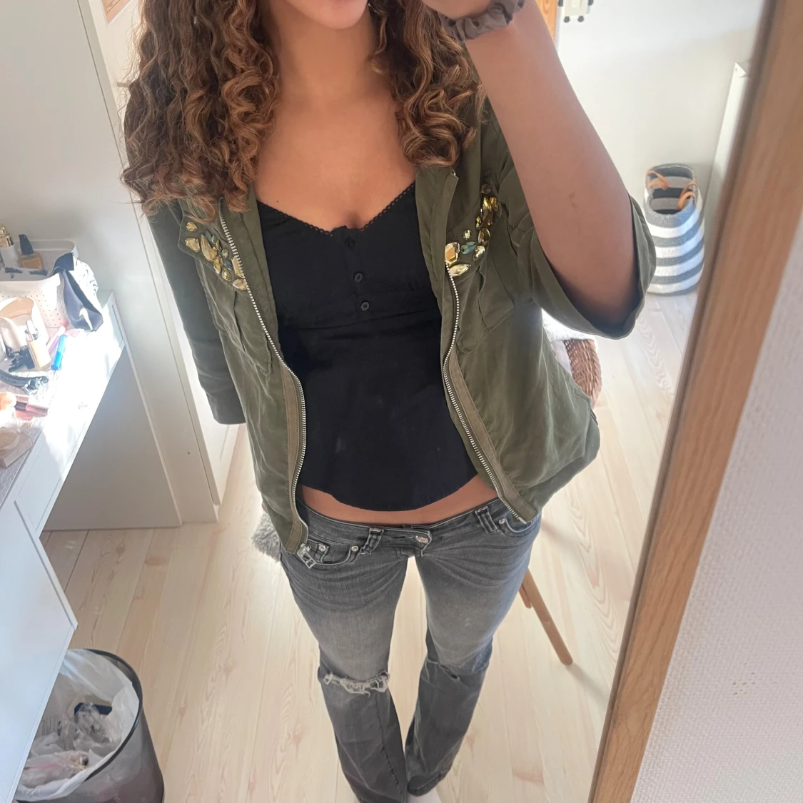 Grå bootcut jeans med slitningar - 1