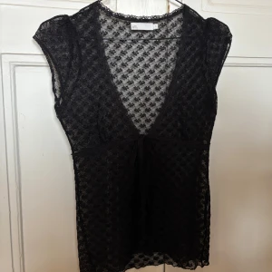 Genomskinlig spets topp - Superfin topp, funkar perfekt med ett linne under! Snören så man kan justera hur tajt den ska sitta. 💞