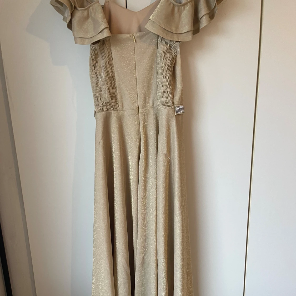 Champagnefärgad långklänning med volang - 3