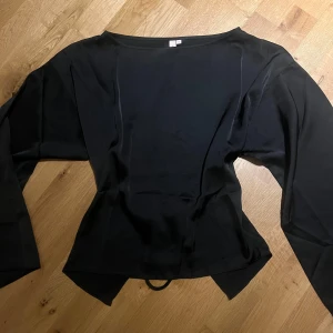 Satin blus - Nelly satin blus, nypris 300 kr