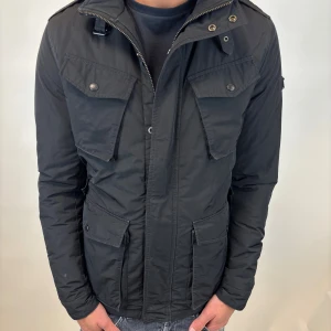 Woolrich jacka  - Hej! Säljer nu denna väldigt snygga och eftertraktade Woolrich Fieldjacka!  Jackan är slutsåld överallt och går inte att få tag på… jackan är perfekt nu till hösten/vintern  Storlek M,  Ny pris: 6000 kr Säljs för: 1299 kr