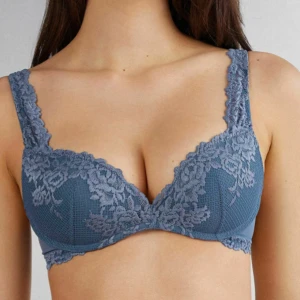 Blå intimissimi bh - Använd ca 2 gånger då den är för liten på mig så bra skick