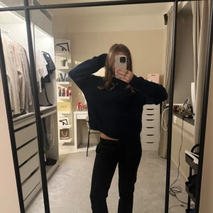 Mörkblå stickad tröja från H&M - Mysig mörkblå stickad tröja från H&M i oversized modell. Tröjan har rund halsringning, långa ärmar och ribbade muddar. Perfekt för lager-på-lager och chill dagar. Passar dig som gillar en enkel och stilren look.