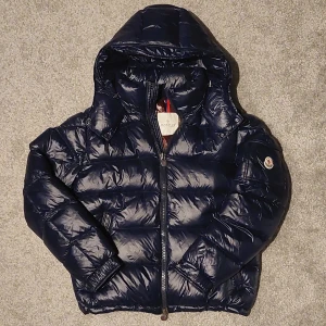 Moncler maya  - Marinblå Moncler maya pufferjacka || Storlek 1 passar S-M || nfc scan funkar || pris kan diskuteras vid snabb affär ||