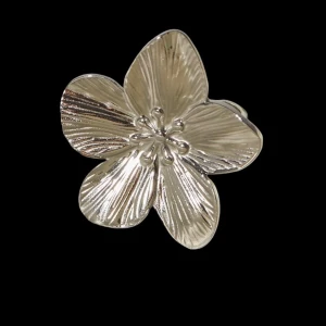 Blommiga örhängen i guld och silver - Snygga örhängen formade som blommor med fem kronblad, finns i både guld och silver. De har en glansig finish och detaljerade ådringar på bladen som ger en cool och unik look. Perfekt för dig som vill sticka ut med ett statement-smycke.