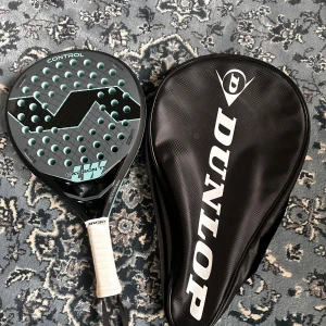 LW Carbon TI Hexaforce Padelracket - Snygg LW Carbon TI padelracket med Hexaforce-teknologi för extra kontroll. Racketen är i mycket gott skick, med fräsch grepptejp och inga synliga repor eller skador. Medföljer Dunlop fodral för säker förvaring. Använd 2 gånger men passade inte riktigt min spelstil 