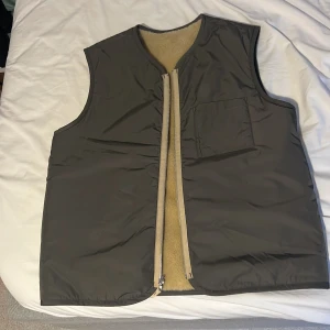 Reversibel Väst Arket - Reversibel Arketväst i nyskick! Storlek M lite oversized Endast använd fåtal gånger, som ny! Tveka inte med att skicka ett meddelande vid eventuella frågor :) 