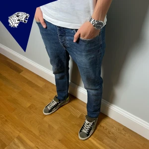 ACNE STUDIOS JEANS - Ruggit snygga jeans från acne studio | Skick: 8.5/10 | Strl: 32/32 | Modellen är 182 cm | Hör av dig om du undrar någonting!