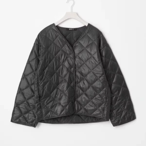 Svart quiltad jacka från GINA TRICOT - Quiltad svart jacka från GINA TRICOT. Säljer då jag inte använder den, jättefint skick och nypris 599kr 🩷helt slutsåld 