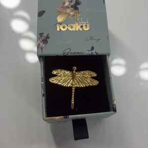 Guldfärgad trollsländering från Ioaku - Statementring från Ioaku i form av en trollslända i blank guldfärg. Ringen har en detaljerad och strukturerad yta som fångar ljuset snyggt. Perfekt accessoar för dig som vill sticka ut och addera något unikt till din look.