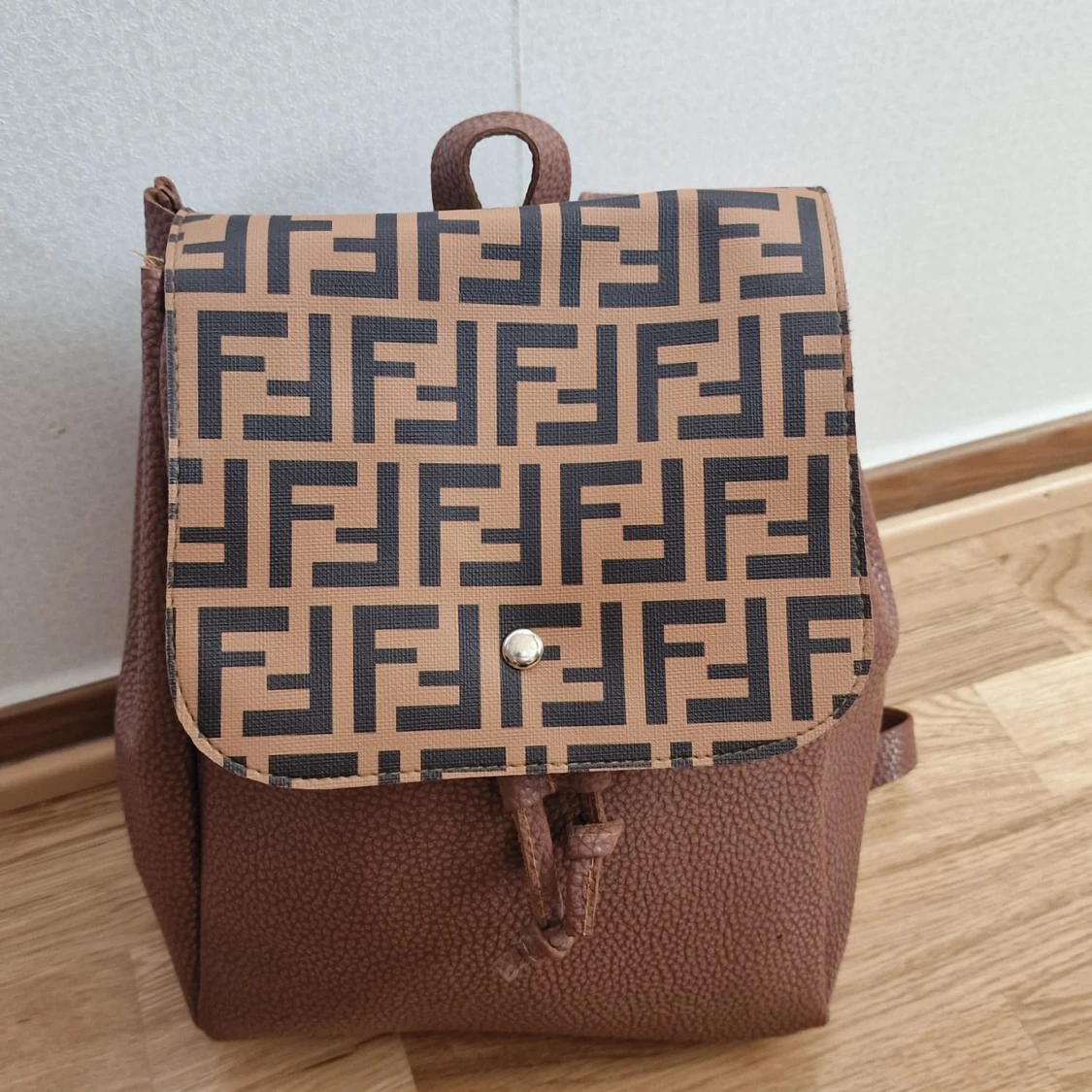 Brun ryggsäck med Fendi-inspirerat mönster