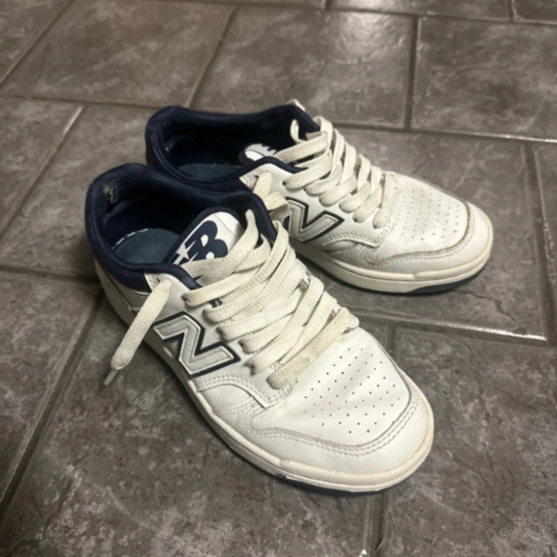 Vit/navy New Balance 480 sneakers