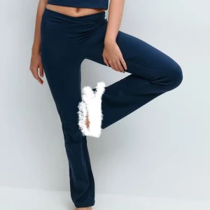 Mörkblå bootcut yogabyxor - Snygga marinblå bootcut tränings yoga byxor. Använd fåtal gånger. Skriv för mer bilder!💗