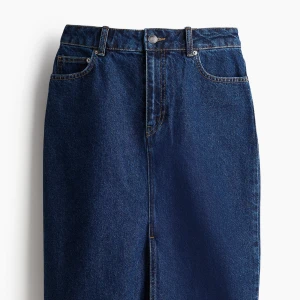 Mörkblå jeanskjol med slits - Demin kjol från hm, storlek 32 men passar Xs. Som ny