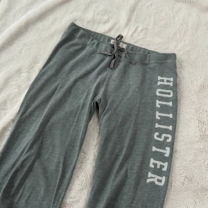 Hollister byxor  - Ett par byxor från Hollister zip storlek S. 