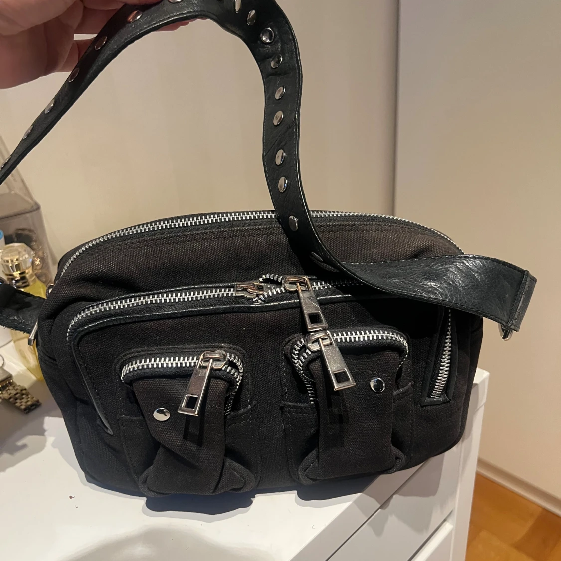 Svart axelväska - Nunoo - 1