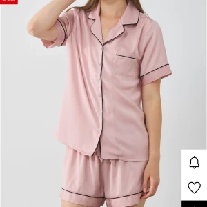 Rosa pyjamasset med svarta detaljer - Snygga ljusrosa pyjamassett från Anna Field med svarta kantdetaljer och snörning i midjan 🩷☺️