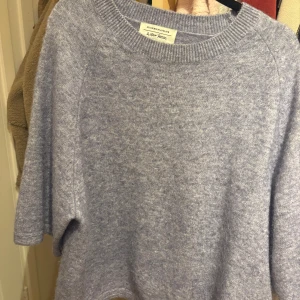 Ljuslila stickad tröja & Other Stories - Supermysig ljuslila stickad tröja från & Other Stories. Tröjan har breda trekvartsärmar, rund halsringning och en avslappnad passform. Perfekt för lager-på-lager och chill dagar. Materialet är mjukt och fluffigt, vilket gör den extra skön att bära. Använd 1 gång 