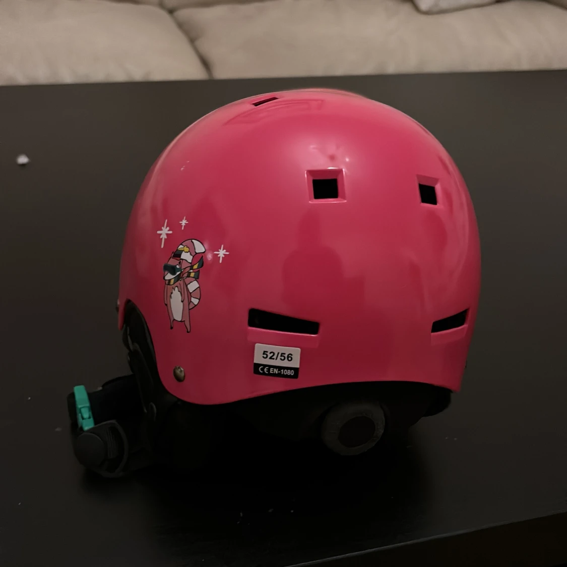 Rosa hjälm med tvättbjörnsdekal 52/56 - 1