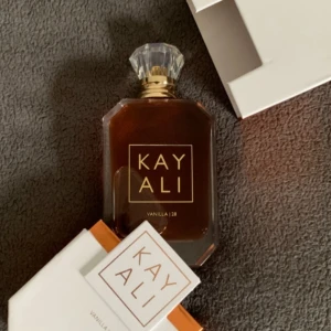 Kayali 28 vanilla  - Säljer en oanvänd flaska av Kayali Vanilla 28 Eau de Parfum, 100ml.  En varm och söt doft med toner av vaniljorkidé, brunt socker och amber – mjuk, elegant och beroendeframkallande. Passar perfekt både till vardags och vid speciella tillfällen.  Flaskan är oöppnad, Först till kvarn gäller.  Hör gärna av dig vid intresse. Priset kan diskuteras vid en smidig affär.