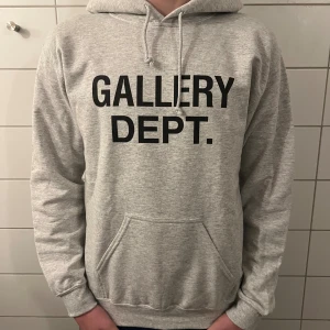 Gallery dept hoodie - Riktigt fet och eftertraktad Gallery dept hoodie i storlek S! Helt nytt skick! Modellen på bilden är 183cm. Saknar tag så är lite osäker på äktheten så därför är priset just nu på 999kr nypris runt 5000kr! Tveka inte med att ställa frågor! 