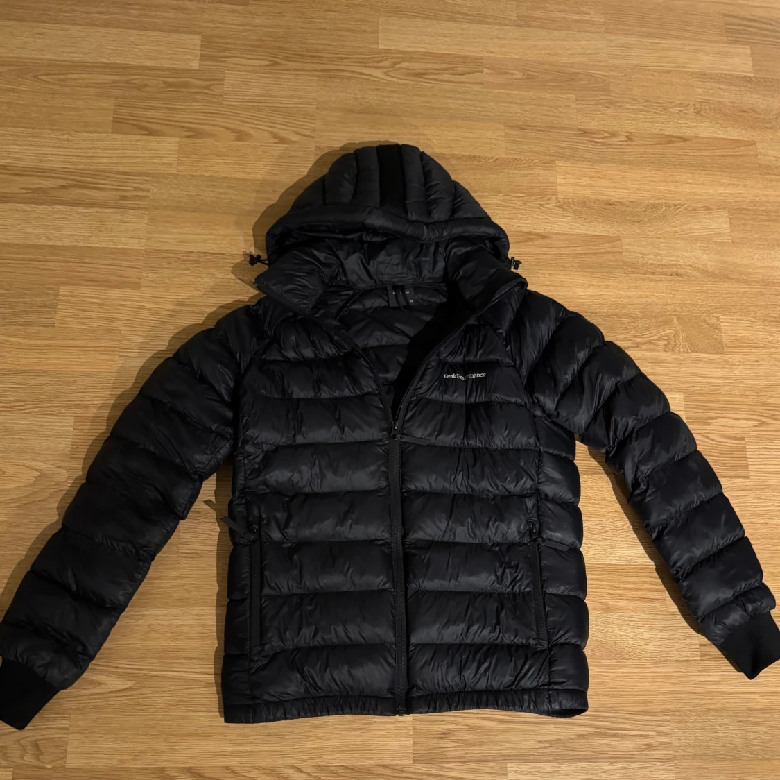 Svart dunjacka Peak Performance