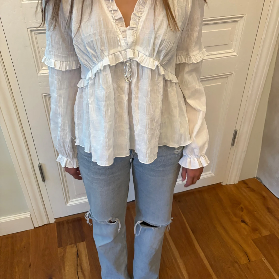 Vit blus med volang och v-ringning - 1