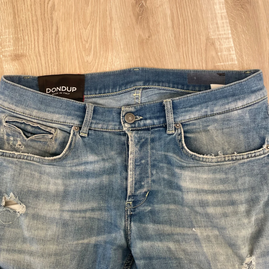 Blå slitna jeans från Dondup