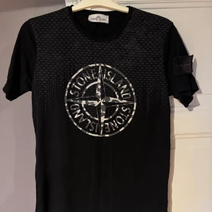 Svart Stone Island t-shirt  - Svart t-shirt Stone Island. Stl M. Ej äkta