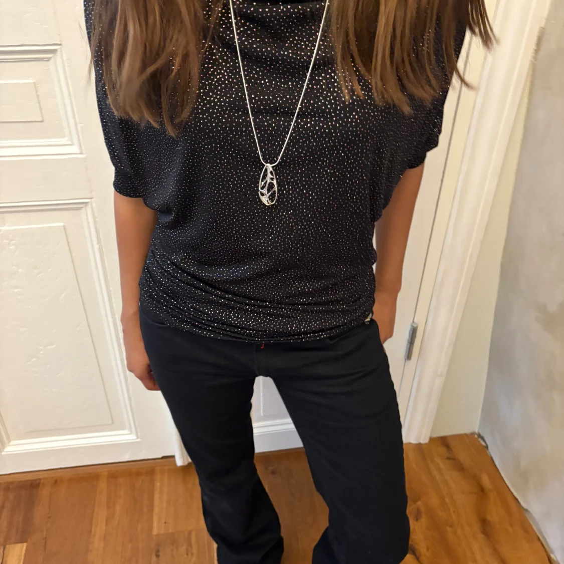 Svart glittrig topp med prickigt mönster - 4