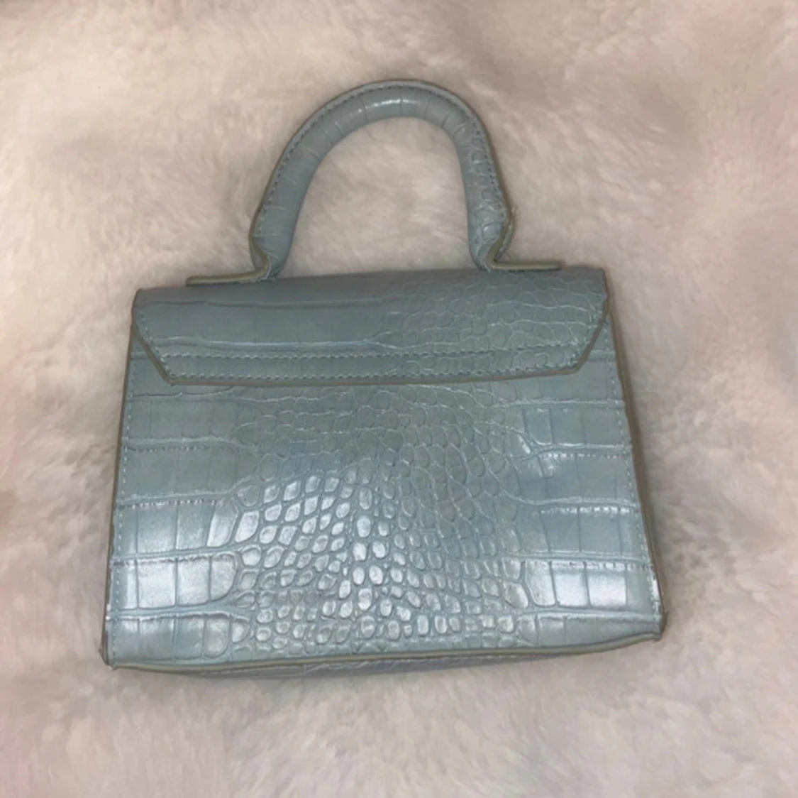 Ljusblå handväska med krokoprägling - 1