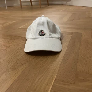 Vit keps från Moncler - Sjukt snygg keps från moncler. Använd väldigt lite! .