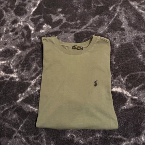 Grön Polo Ralph Lauren  - Hej! Säljer just nu en sprillans ny Polo Ralph Lauren T-shirt i str M, tveka inte att höra av er vid prisförslag eller andra funderingar!😁