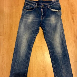 Dsquared2  - Säljer ett par blå jeans från dsquared2. Jeansen är gjorda i bomull,litet hål men har sytt det.prisrt kan dikuteras