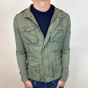 Field jacka - Hej, säljer nu denna väldigt snygga och eftertraktade Field jackan som är perfekt nu till hösten/ vintern! Storlek XS  Bra skick  Fraktas spårbart vis Instabox, PostNord eller bring!  Vid minsta lilla fundering så är det bara att höra av sig! 