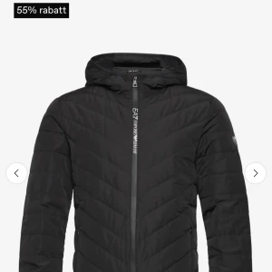 Svart pufferjacka från EA7 Emporio Armani - Svart pufferjacka från EA7 Emporio Armani med huva och dragkedja framtill. Jackan har diskret logga på ärmen och EA7-tryck längs dragkedjan. Snygg,  knappast använd, säljer för den är för liten på mig, passar XS/S, Pris kan diskuteras 
