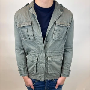 Field Jacka - Hej, säljer nu denna väldigt snygga och eftertraktade Field jackan som är perfekt nu till hösten/ vintern! Storlek S Bra skick  Fraktas spårbart vis Instabox, PostNord eller bring!  Vid minsta lilla fundering så är det bara att höra av sig! 