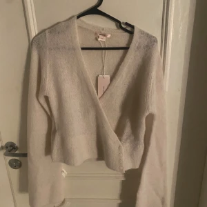 Vit omlott kofta med v-ringning - Vit omlott tröja ifrån Gina Tricot, aldrig använd prislappen kvar. nypris 250, pris kan diskuteras vid snabb affär🥰, 