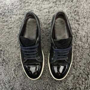 Svarta lanvins - Säljer svarta lanvins|| uk 8(42-43)|| skick 9/10|| pris 2449(diskuterbart)|| cap toen glänser och mockan är i fint skick|| två dustbagsingår! Hör av vid minsta lilla fundering!kom med bud!