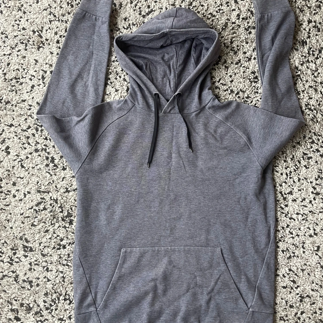 Grå hoodie från SOC med huva